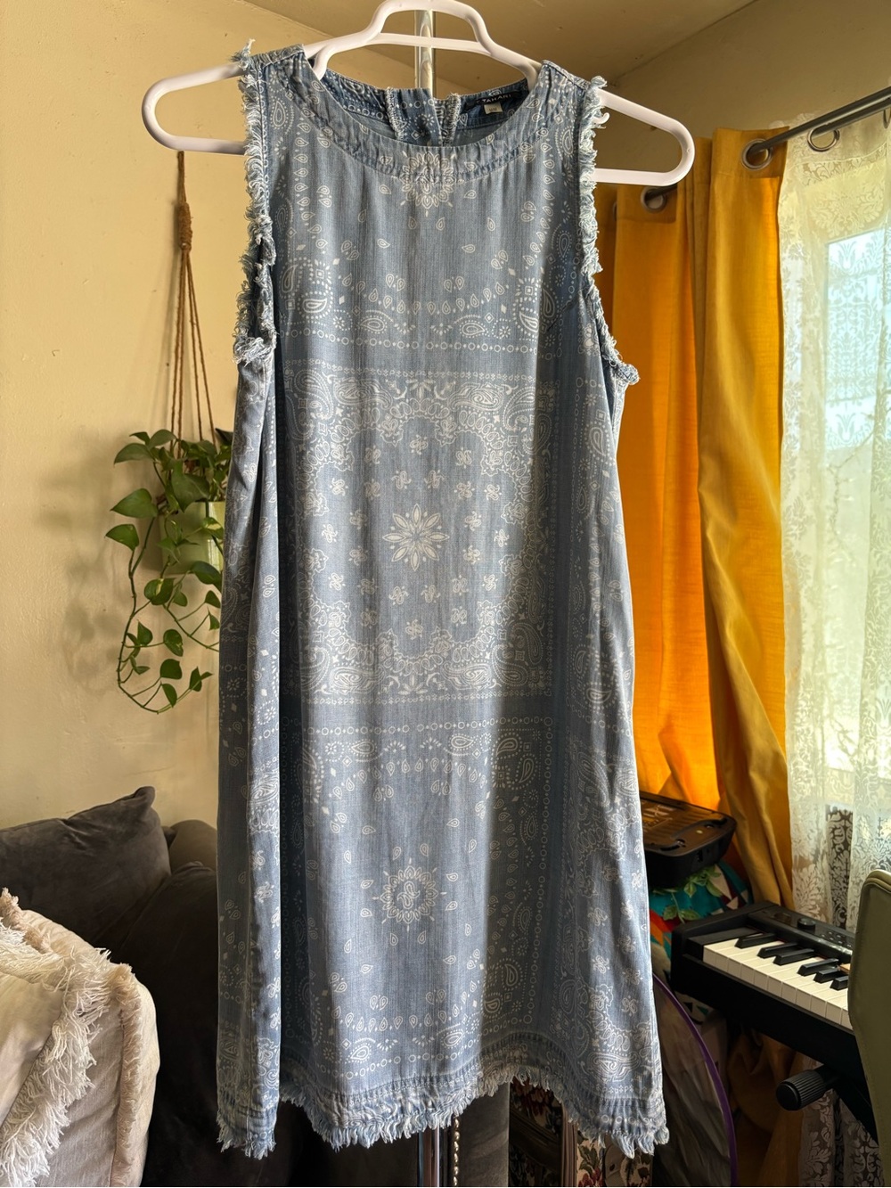Tahari Chambray Bandanna Print Button Back Sleeveless Shift Shift Dress Size M